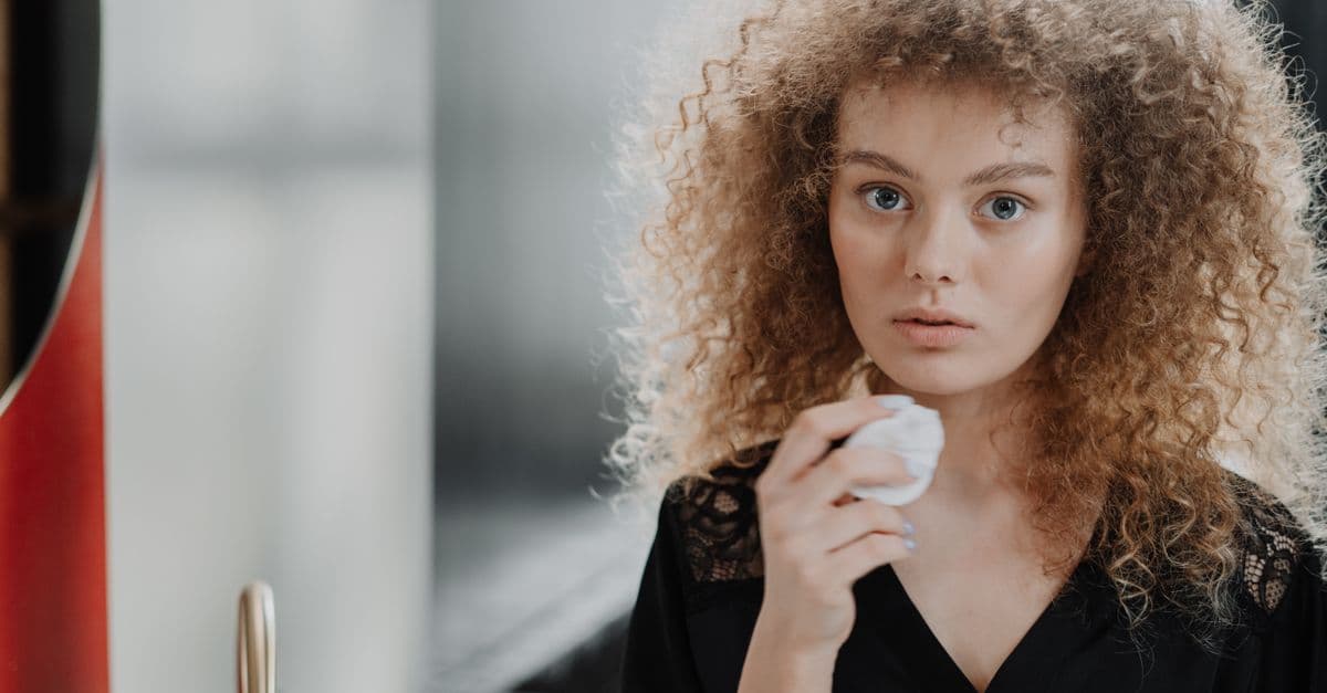 Cleansing balm ile makyaj temizliği yapan bir kadının cilt bakım anı