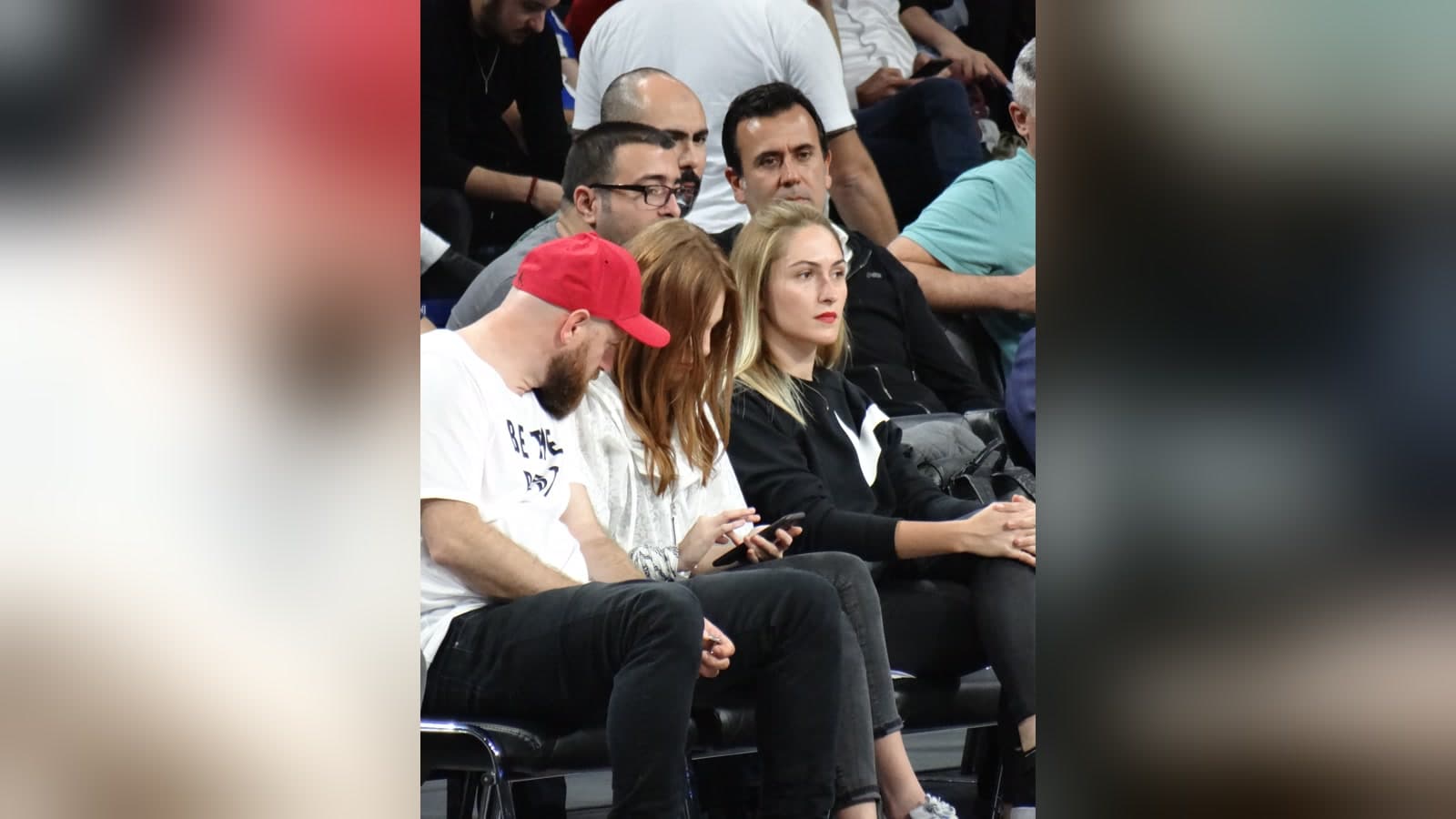 Elçin Sangu bir spor karşılaşmasını tribünden izlerken