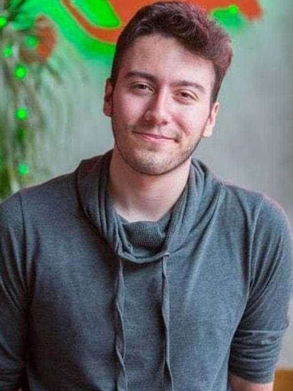 Enes Batur'un stüdyo ortamında çekilen bir portresi