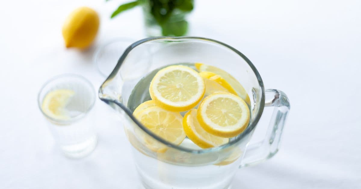 Buzlu limonata bardağı yaz sıcağında masada