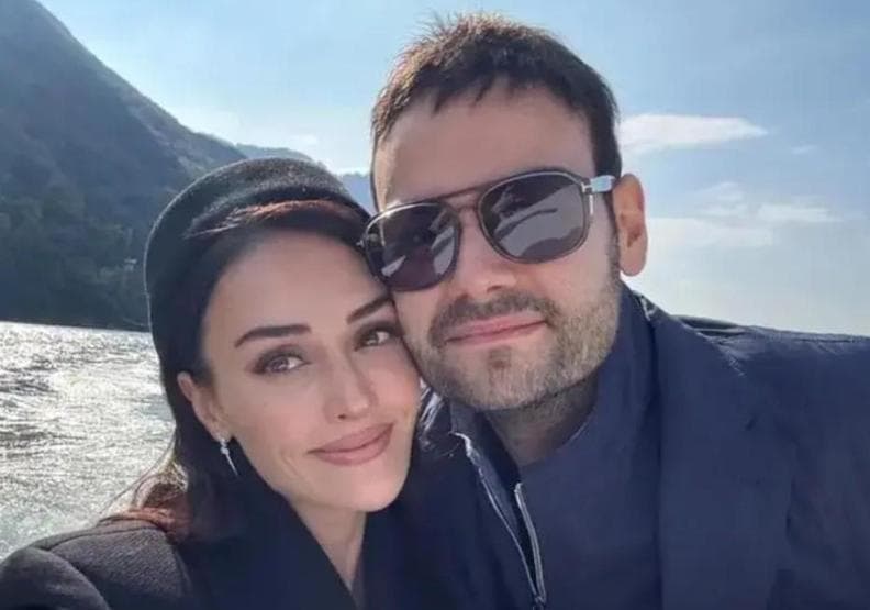 Esra Bilgiç ve Faruk Sabancı'nın birlikte çektiği tatil karesi