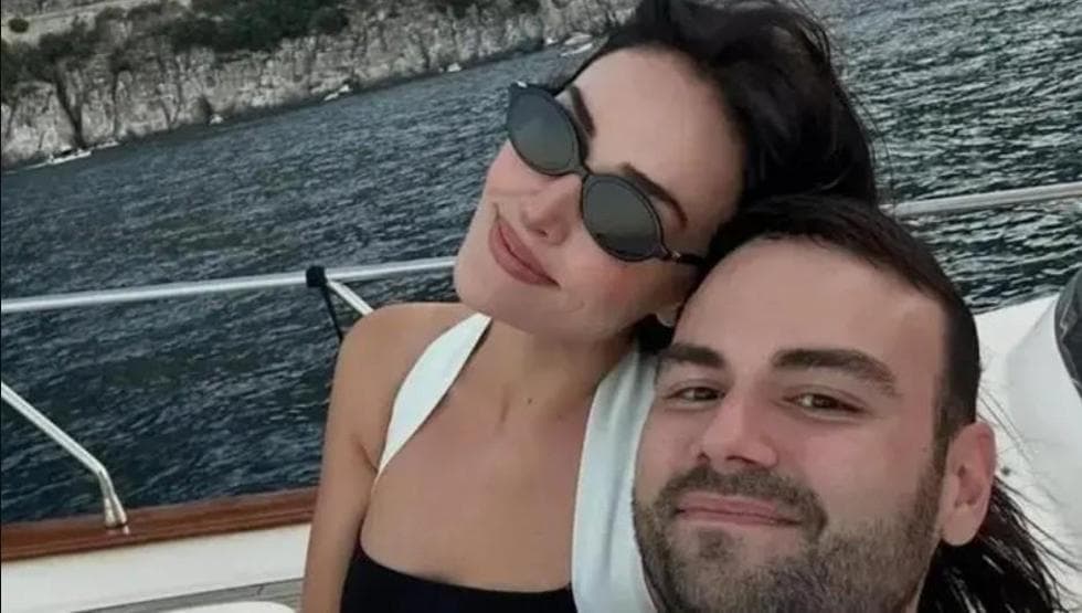 Esra Bilgiç ile Faruk Sabancı'nın teknede çektiği fotoğraf