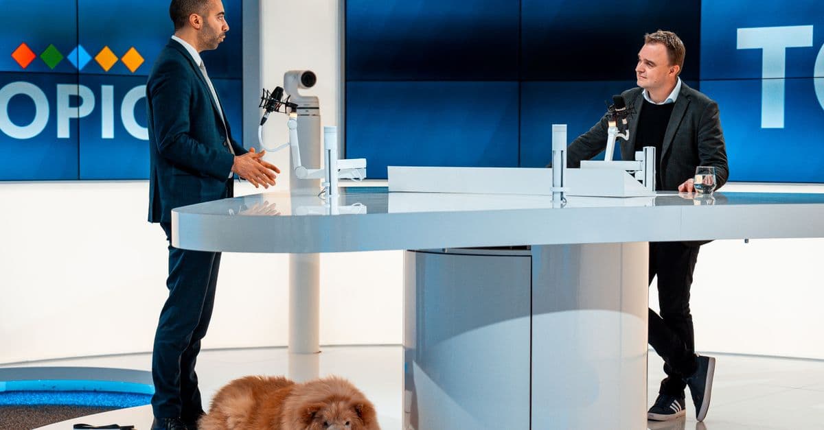 Boş bir televizyon stüdyosu ve kamera düzeni