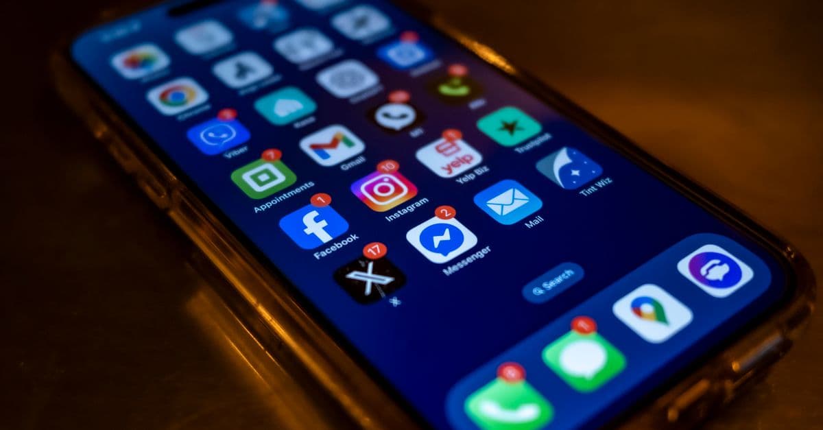 Telefon ekranında sosyal medya bildirimi ve mesajlar
