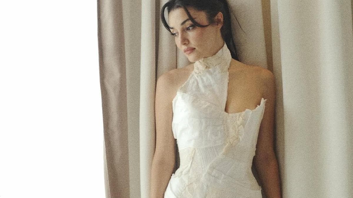 Hande Erçel'in beyaz elbisesinin yaka ve kumaş ayrıntısı