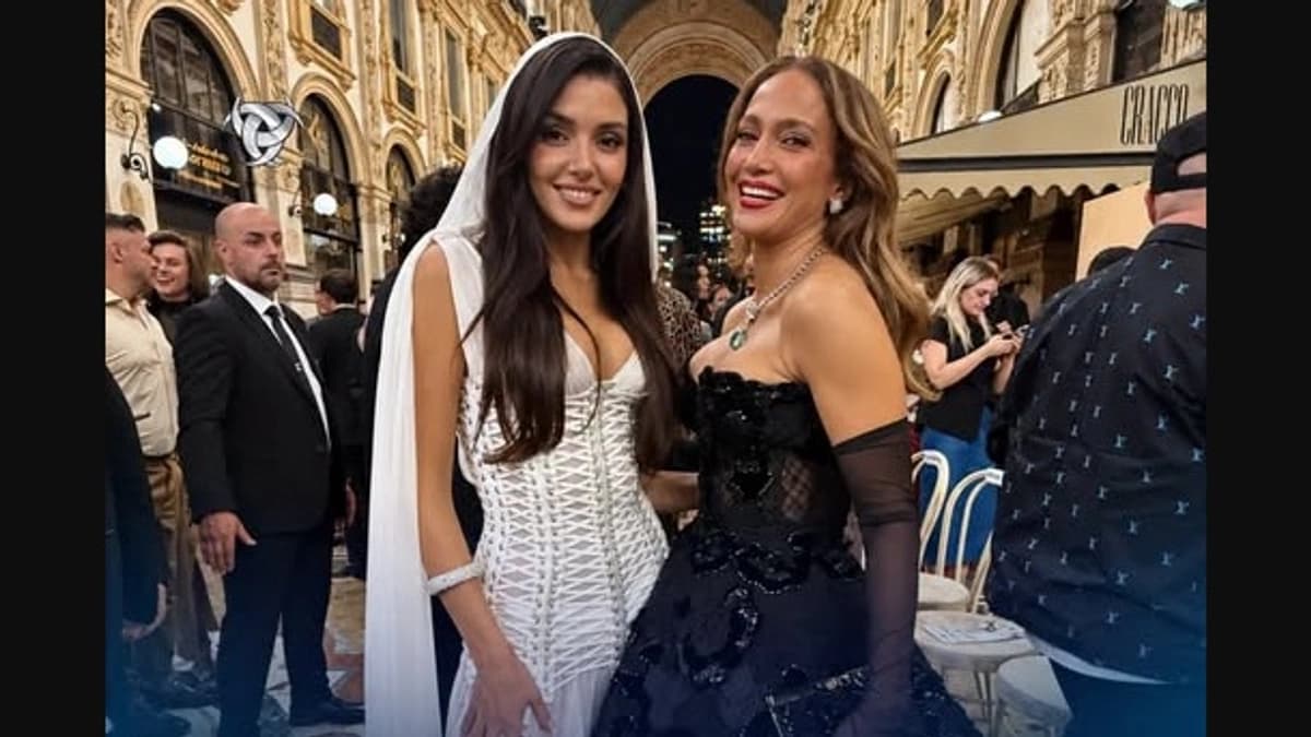 Hande Erçel ve Jennifer Lopez Milano'daki bir etkinlikte yan yana