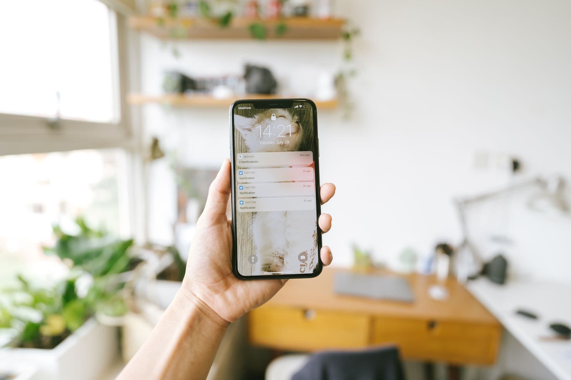 Telefon ekranında bildirim ve uygulama simgeleri
