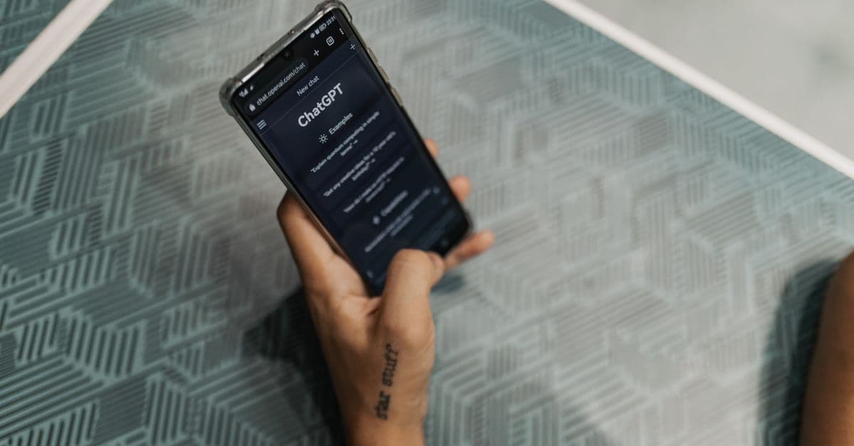 Bir kadının telefonunda mesajlaşma uygulamasını kontrol ettiği an