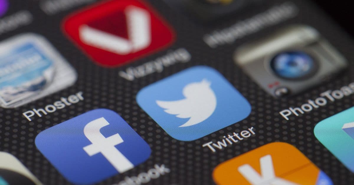 Telefon ekranında sosyal medya uygulaması simgeleri