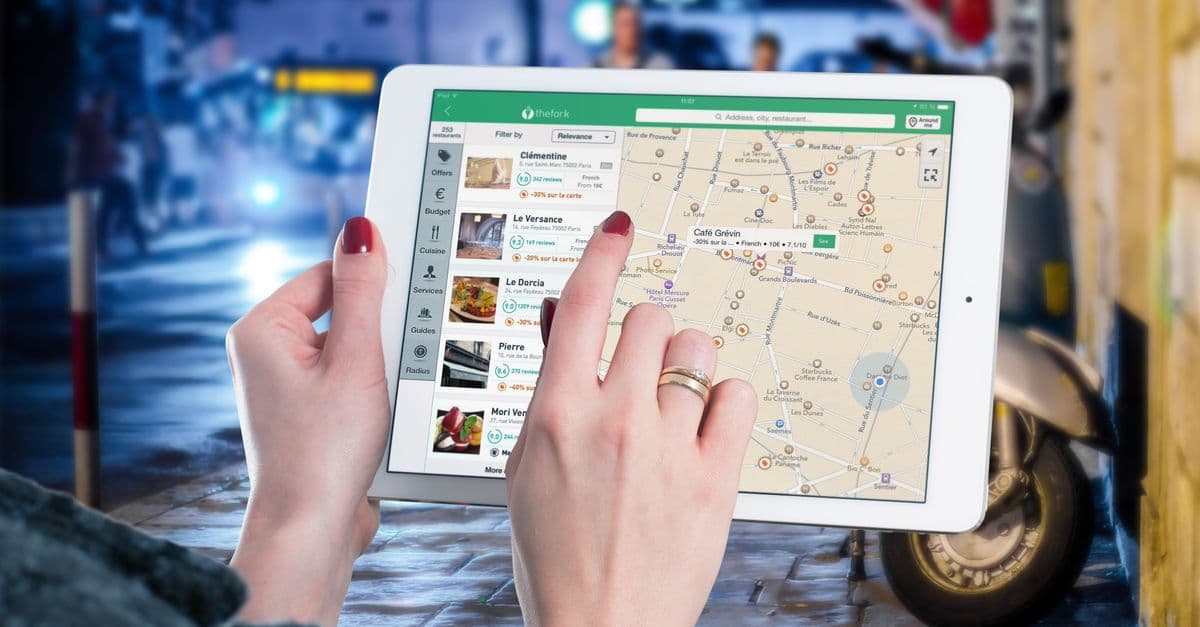 Tablet üzerinde açık dijital harita ve konum arama ekranı