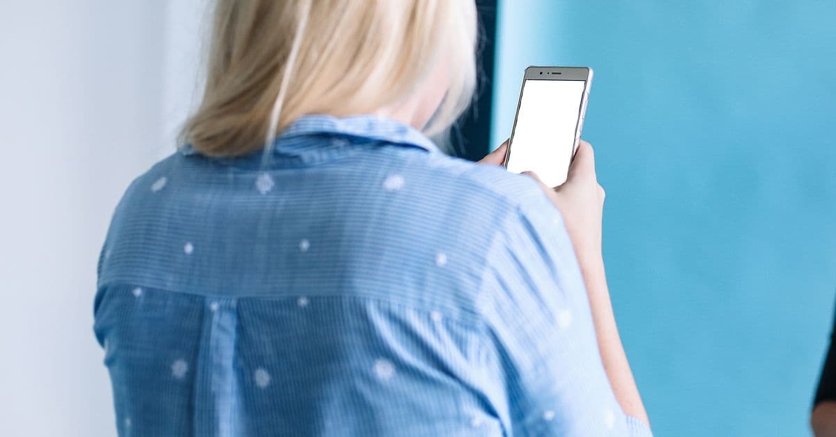 Akıllı telefon ekranında Instagram, TikTok gibi sosyal medya uygulama simgeleri