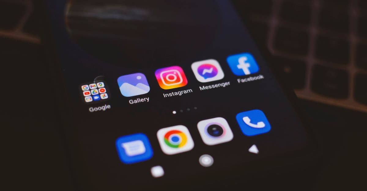 Sosyal medya uygulamalarını gösteren bir akıllı telefon