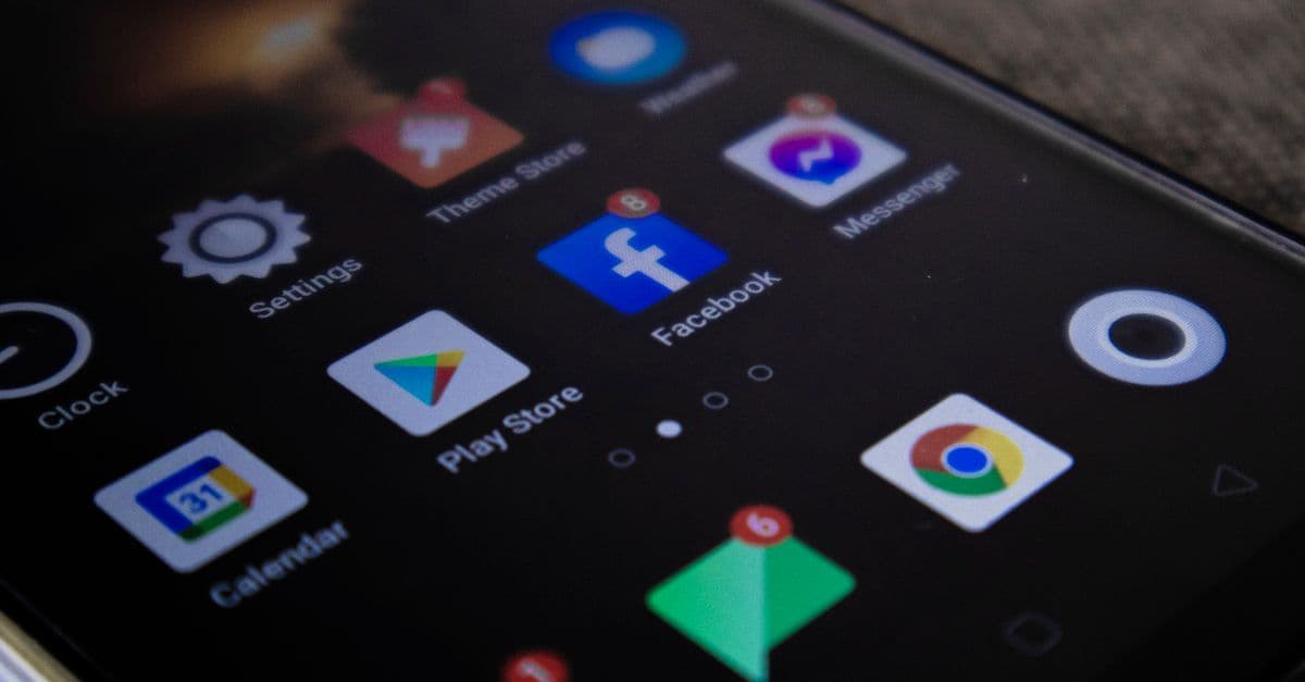 Elinde akıllı telefon tutan kişinin ekranındaki bildirimler