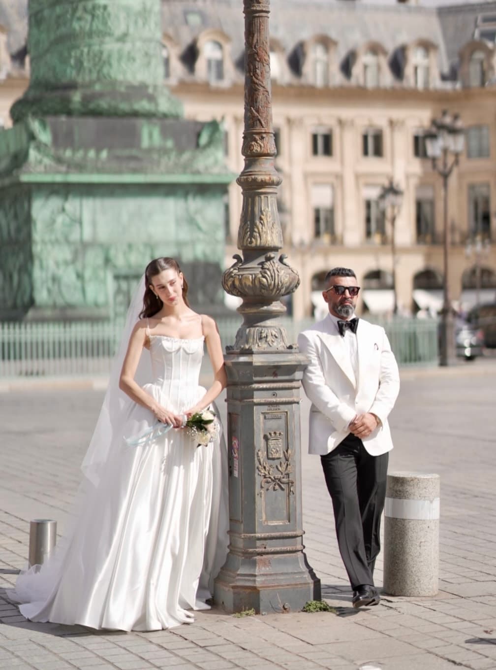 Itır Esen ve Engin Aykanat Paris sokaklarında gelinlik ve damatlıklarıyla