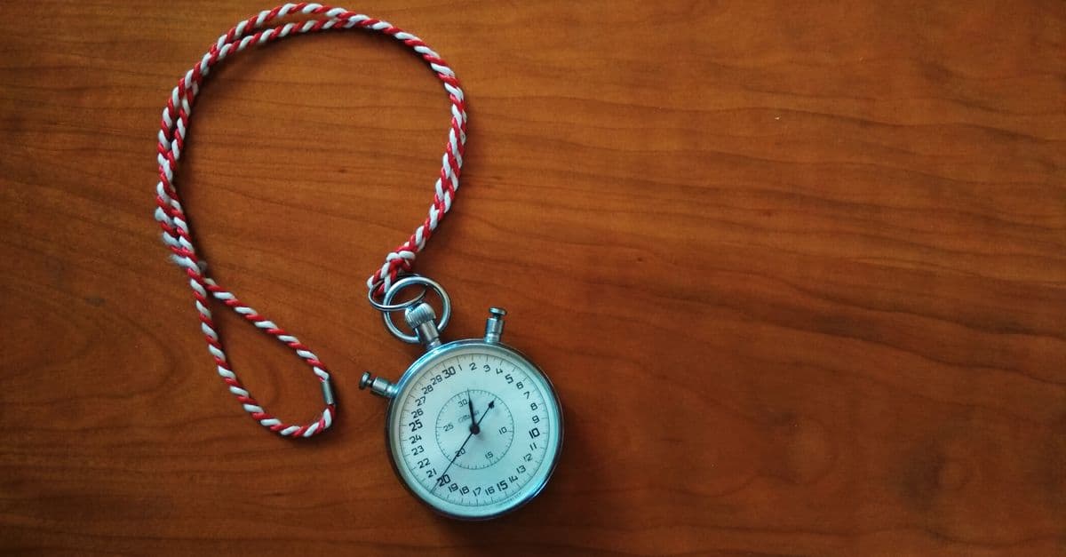 Bir kadın parkta interval tempoda yürüyüş yapıyor