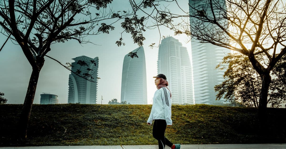 Şehir parkında sağlıklı yaşam temalı yürüyüş sahnesi