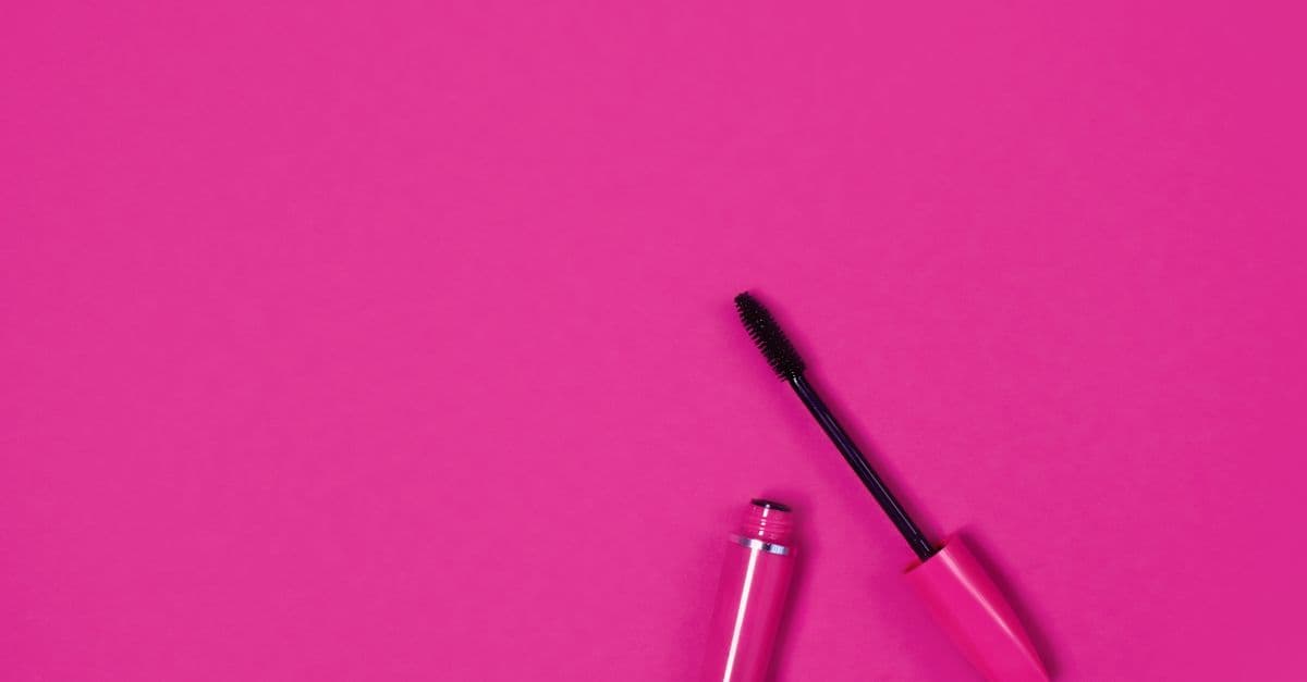 Pembe zeminde maskara tüpü ve uygulama fırçası