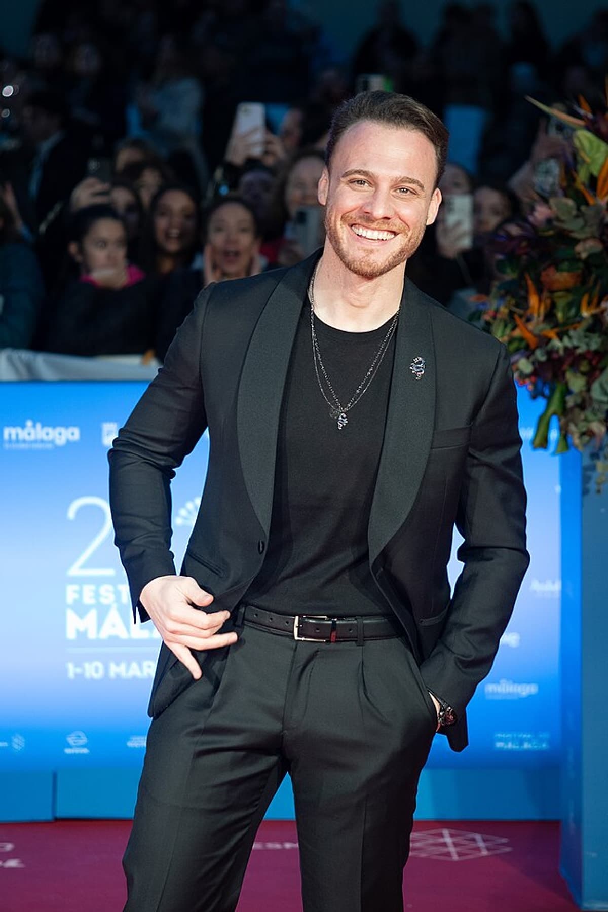 Kerem Bürsin bir etkinlikte objektiflere gülümserken