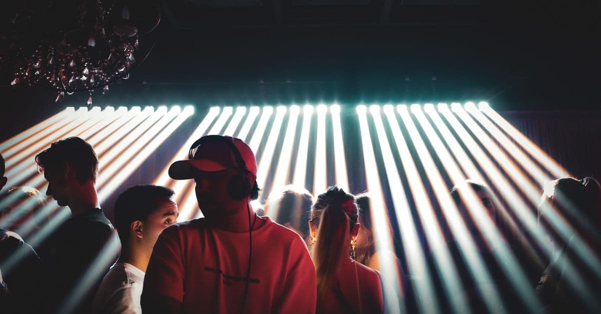 DJ sahne performansı sırasında ışık show'u