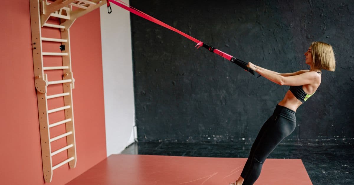 Ev ortamında fitness ekipmanlarıyla antrenman hazırlığı yapan kişi