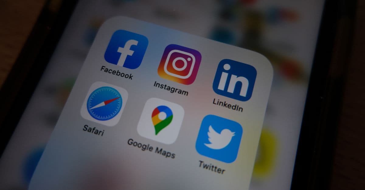 Bir akıllı telefon ekranında Instagram ve diğer sosyal medya uygulama simgeleri