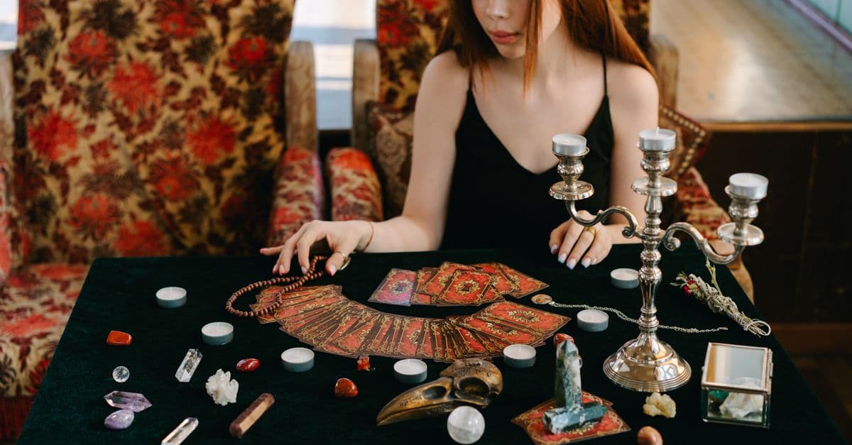 Mistik atmosferde yanan mumlar ve astroloji objeleri