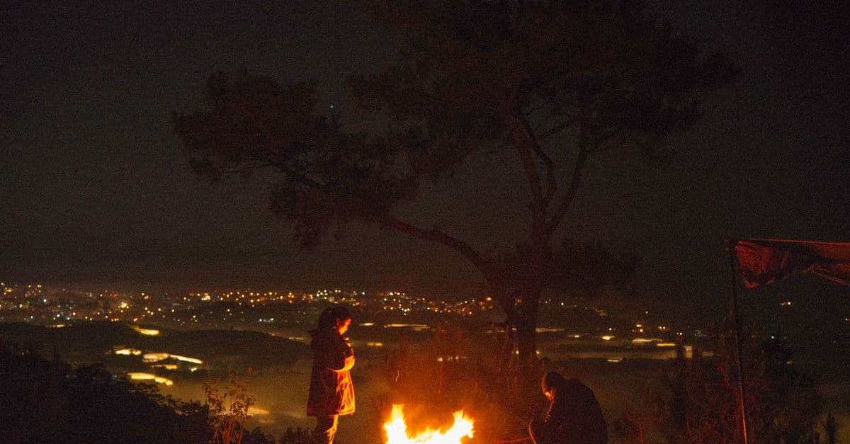 Ateş temalı yıldızlar ve gece gökyüzü kompozisyonu