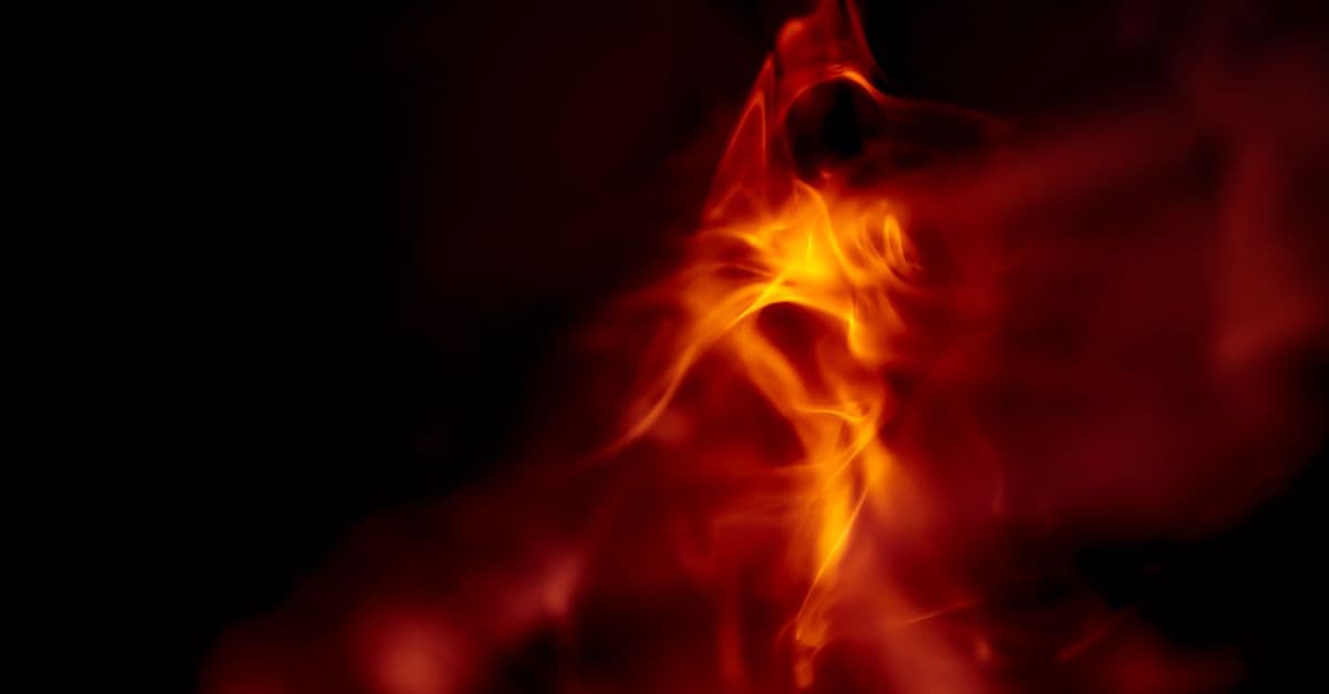 Gün batımında ateş ve enerji temalı doğa görüntüsü