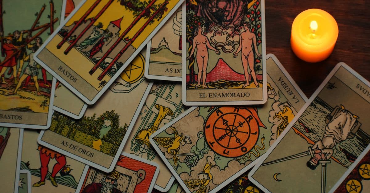 Astroloji temalı tarot kartları ve mumlarla hazırlanmış bir masa