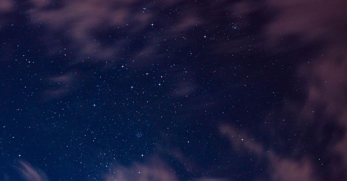 Gece gökyüzünde yıldız kümeleri ve takımyıldızları