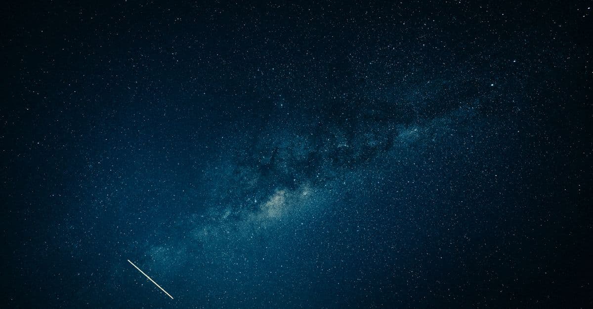 Zodyak çarkı ve yıldızlı gece gökyüzü astroloji temalı bir kompozisyon