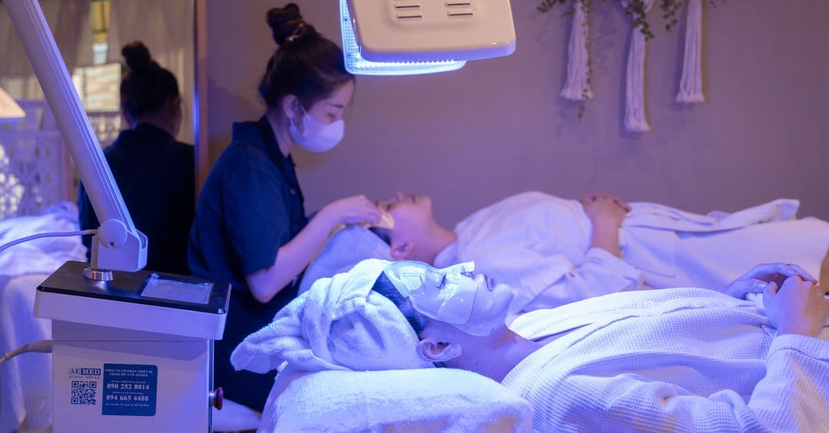 Ev tipi LED yüz maskesiyle yapılan ışık terapisi