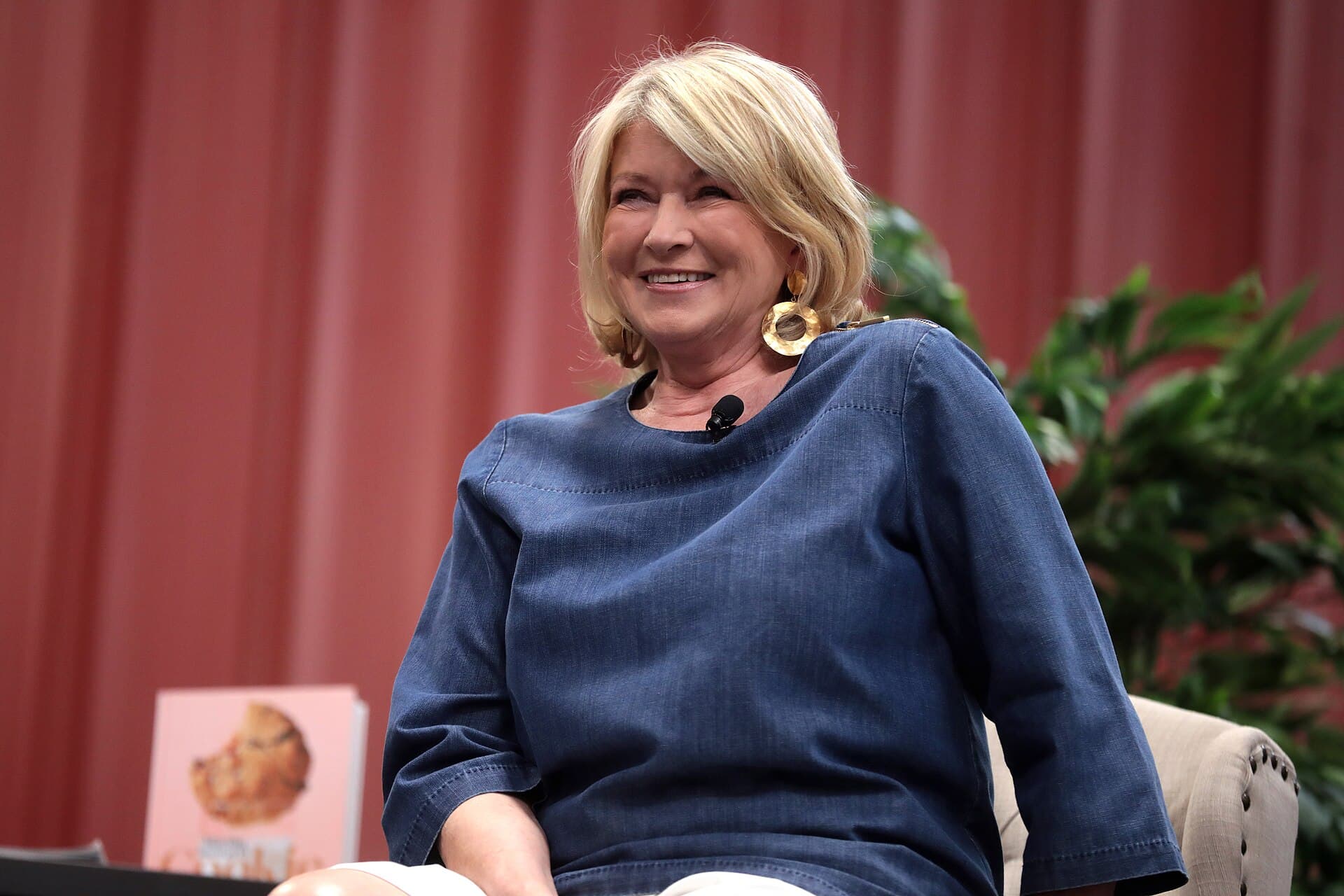 Martha Stewart bir söyleşi sırasında sahnede