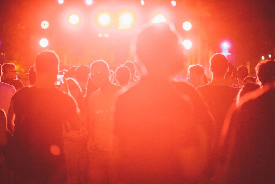 Konser alanında sahneyi izleyen kalabalık