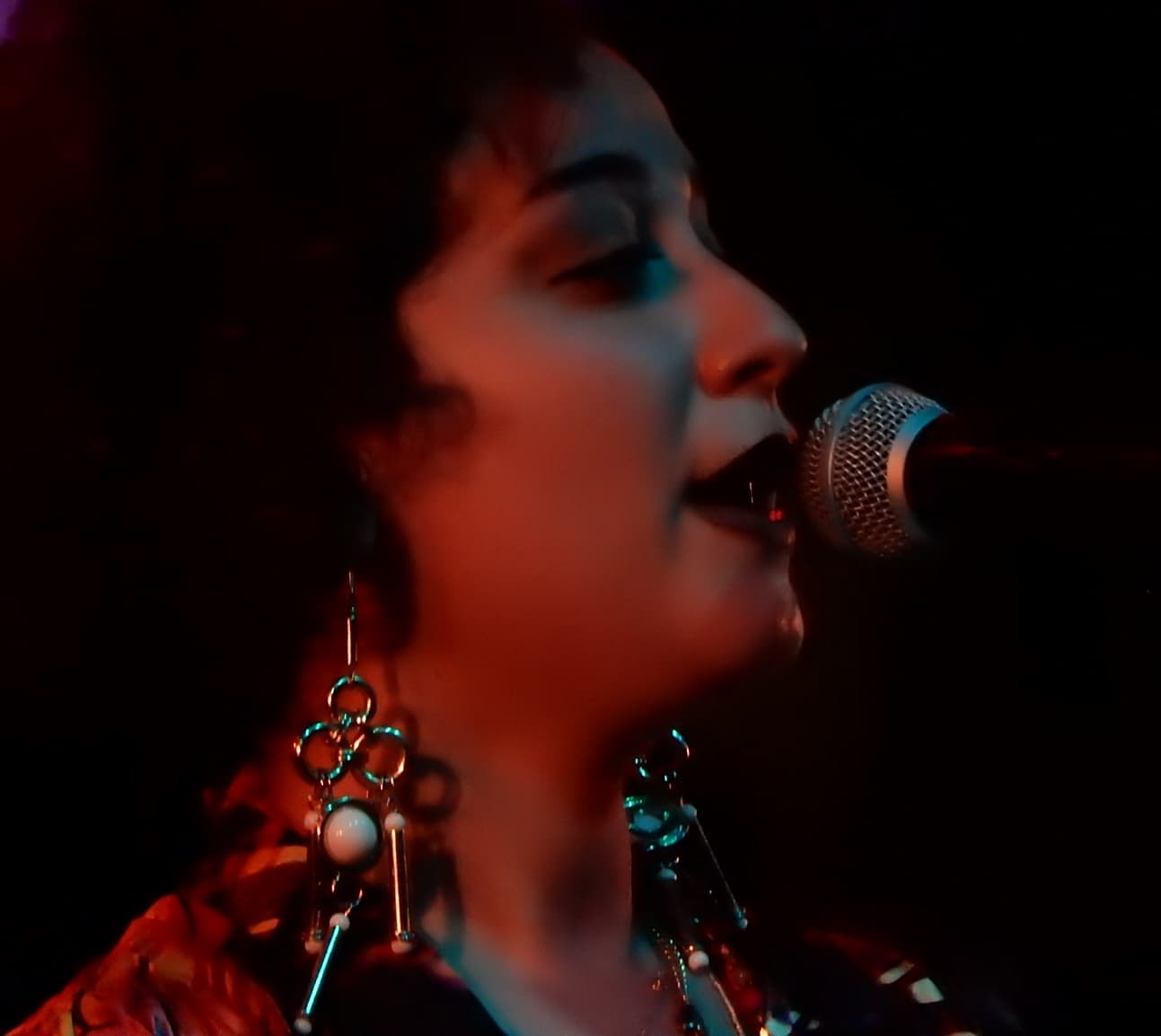 Melike Şahin Baba Zula döneminde sahnede şarkı söylerken
