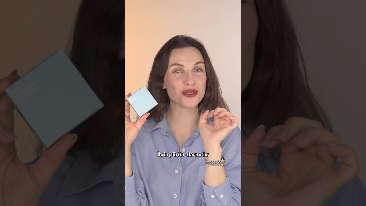 Merve Özkaynak bir bakım ürününü kamerasına gösterirken