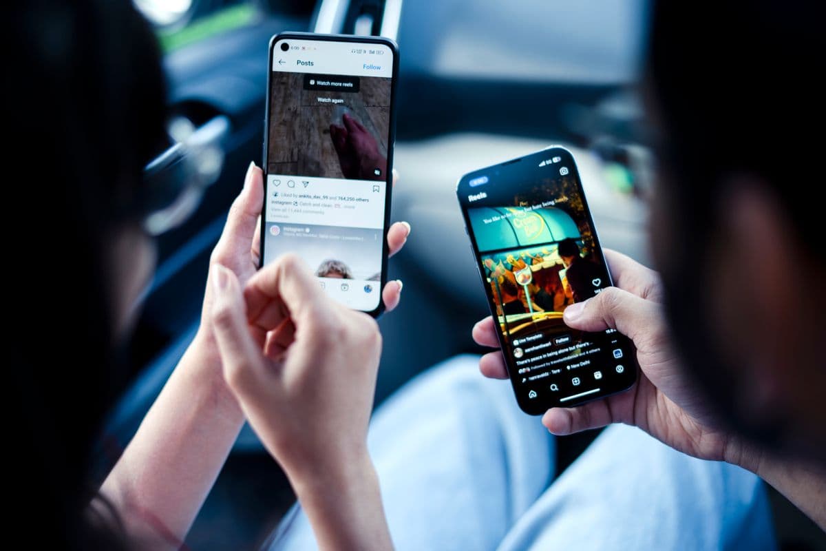 Elinde akıllı telefon tutan bir kullanıcı sosyal medya uygulamalarını kullanıyor