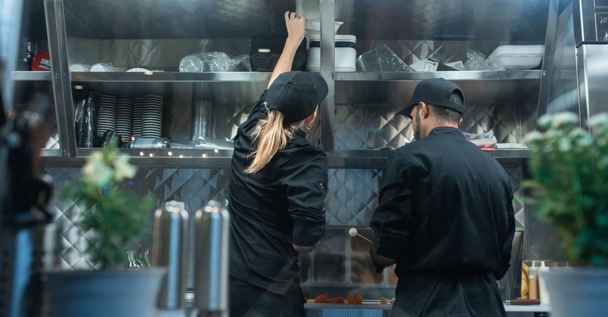 Restoran mutfağında hazırlık yapan profesyonel ekip