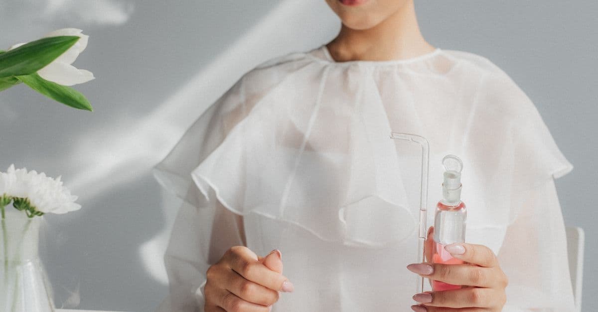 Cam damlalıklı serum ve günlük bakım ürünlerinden oluşan rutin