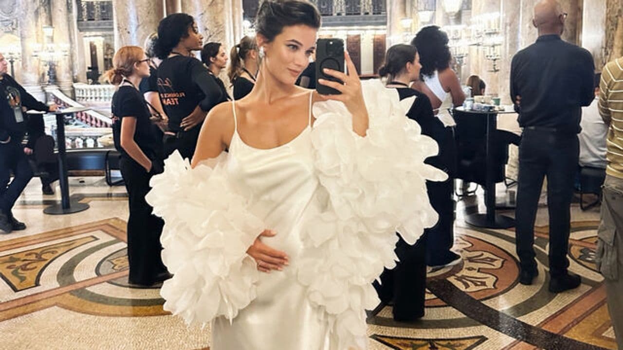 Pınar Deniz Paris Moda Haftası'nda hamilelik pozu verirken telefonuyla selfie çekiyor