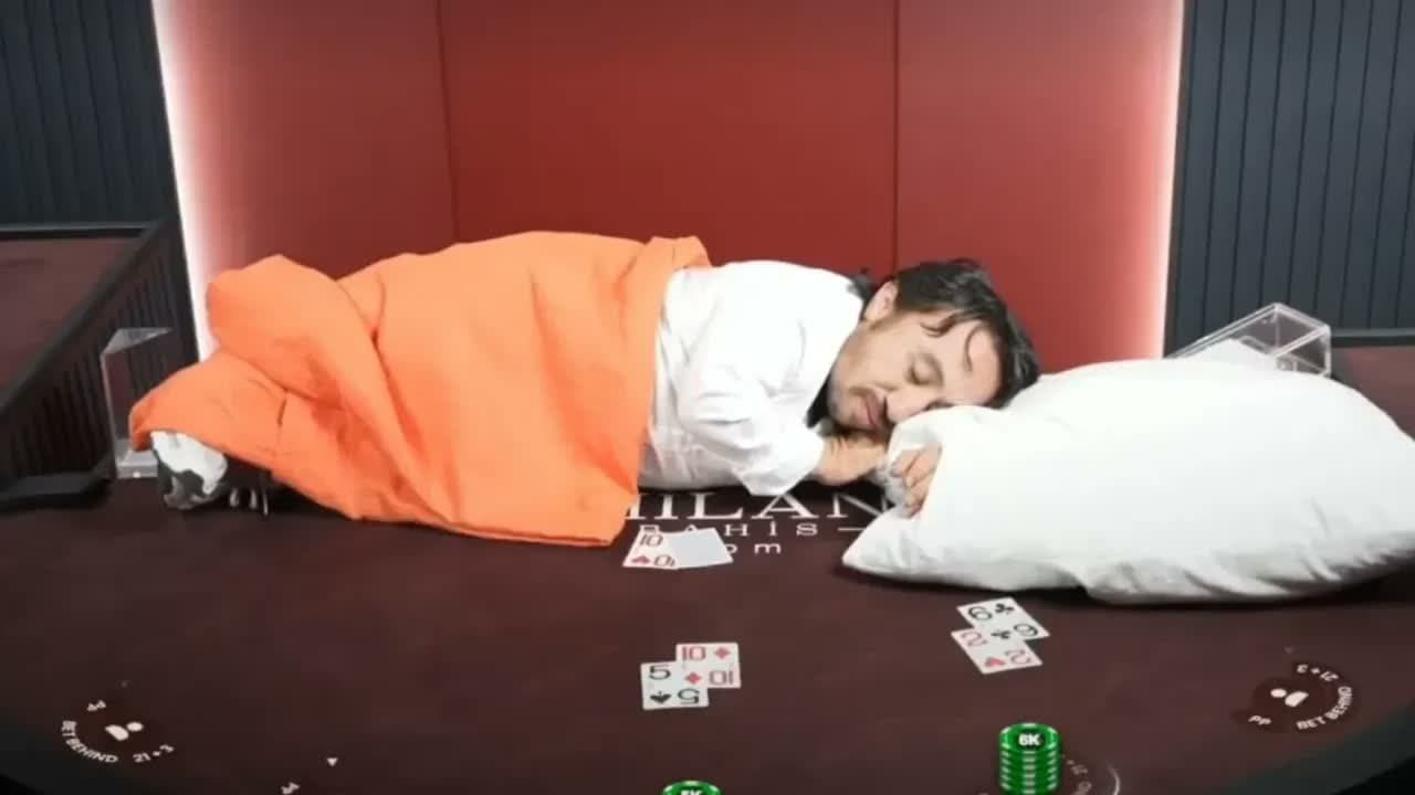 Rıdvan Çelik'in kumarhane temalı reklam görüntüsünden bir kare