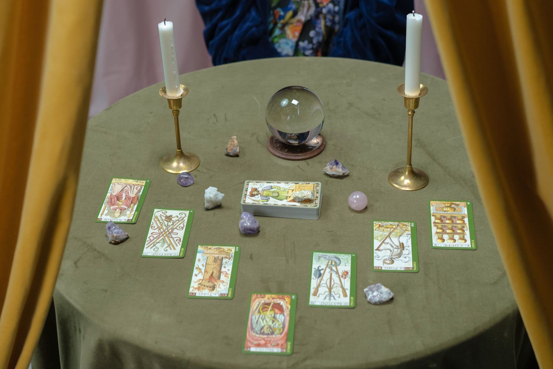 Mumların ve tarot kartlarının bulunduğu mistik bir masa düzeni