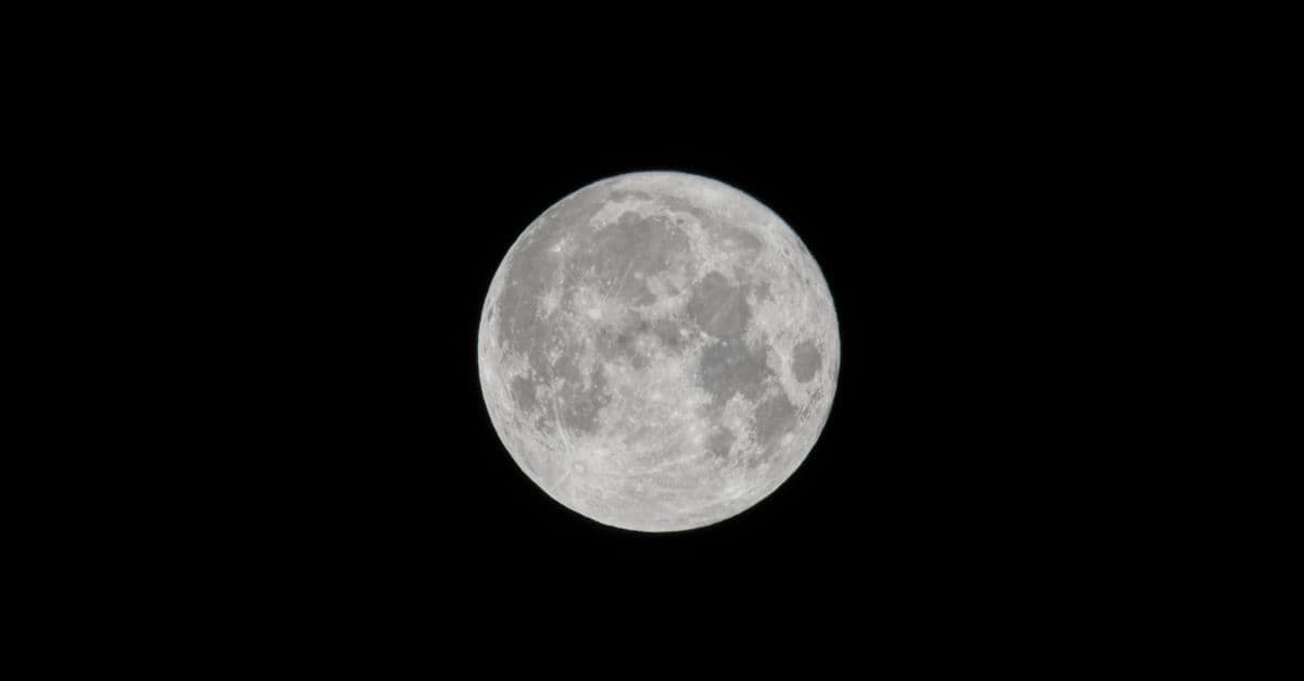 Altın takılar ve mistik bir atmosferde ışık oyunları