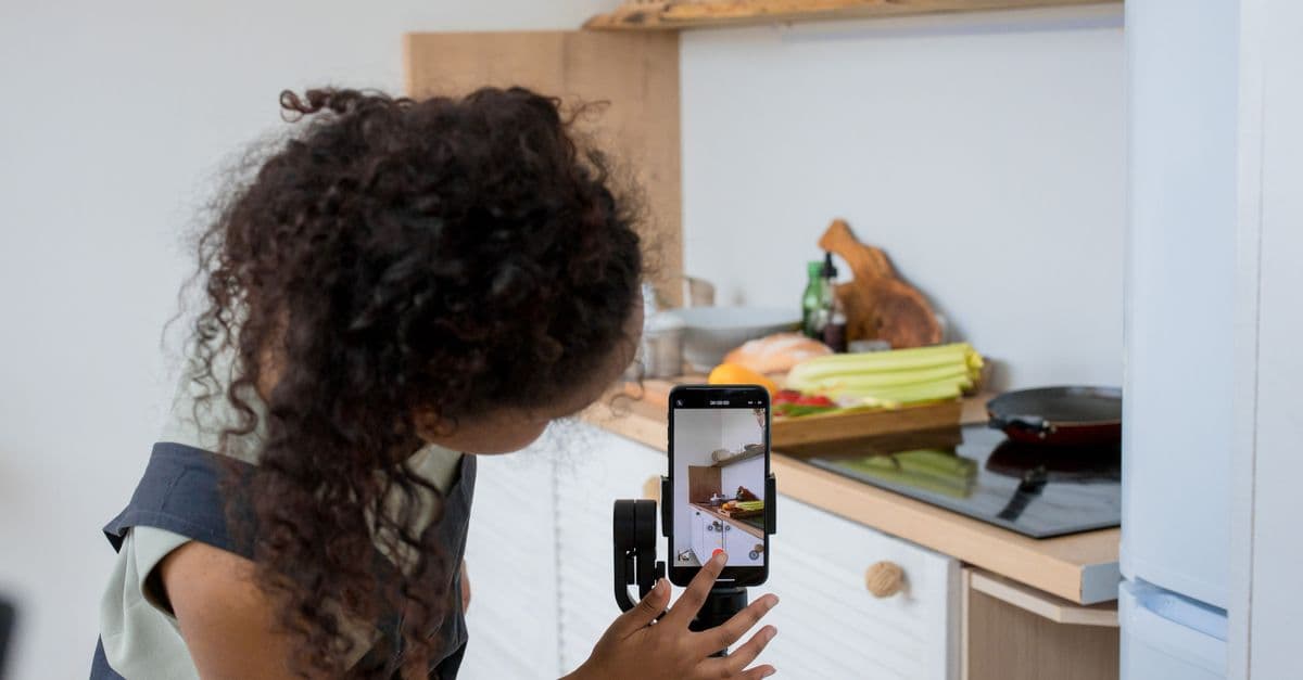 Bir içerik üreticisinin telefonla vlog çekimi yaptığı stüdyo anı