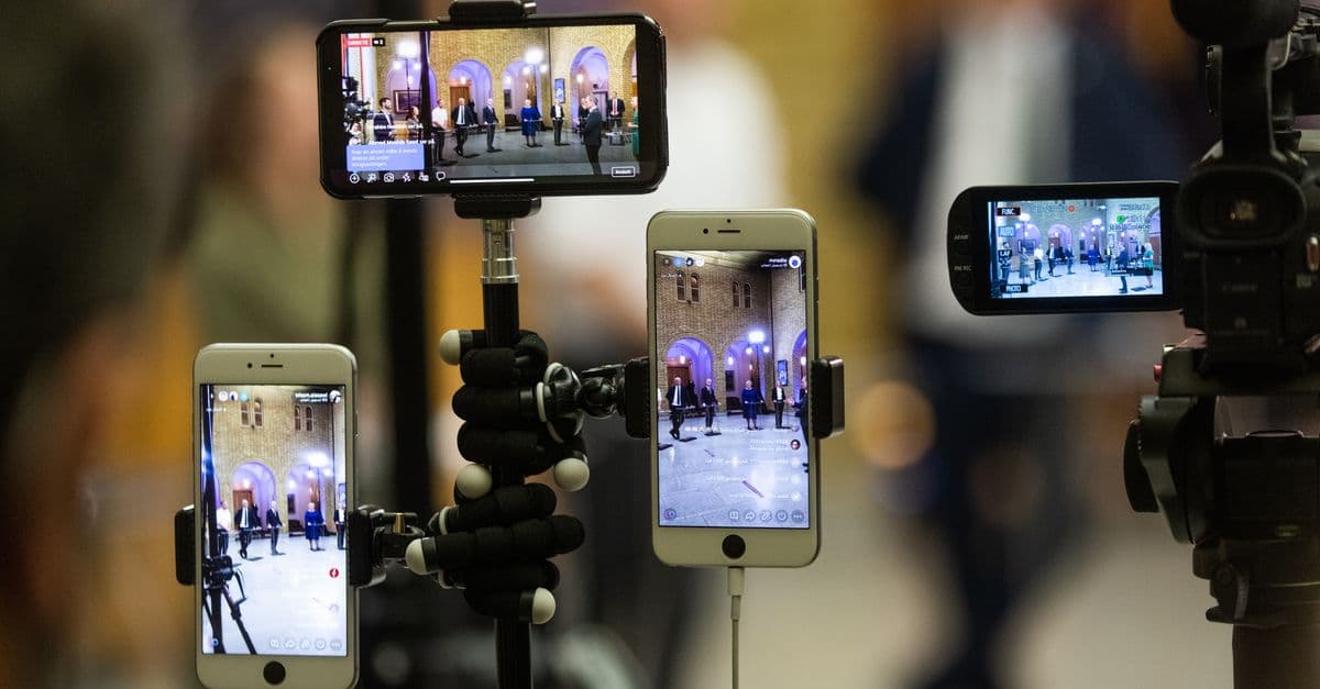 Elde tutulan telefonda canlı yayın ekranı