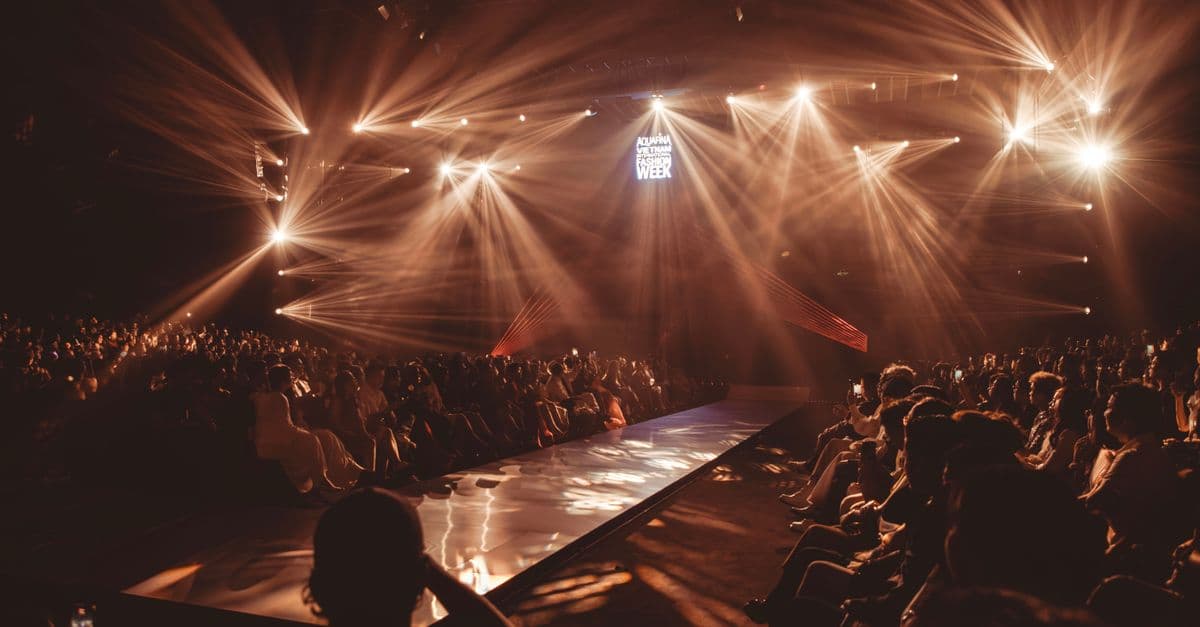 Paris Moda Haftası'nı izleyen davetliler ve podyum