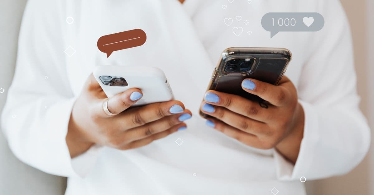 Bir kişinin akıllı telefonundan sosyal medya paylaşımlarını ve yorumlarını incelediği an