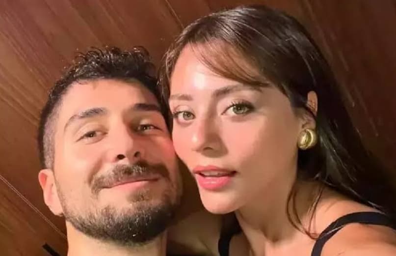 Sıla Türkoğlu'nun bir röportaj sırasında verdiği samimi poz