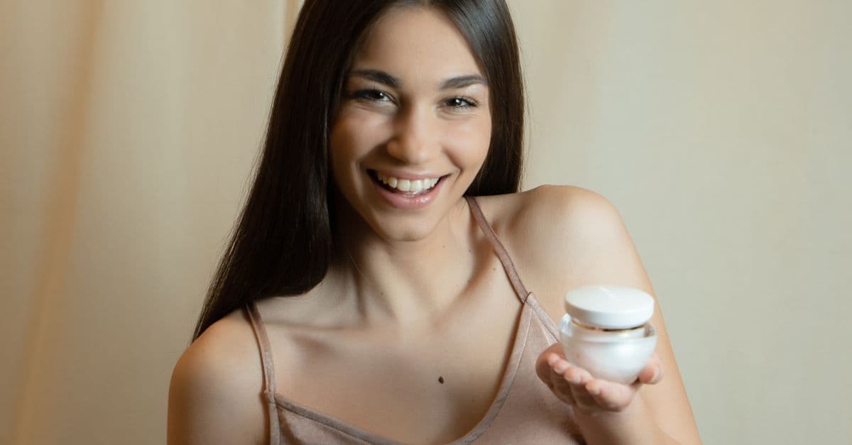 Yüze serum uygulanan sade bir cilt bakım rutini