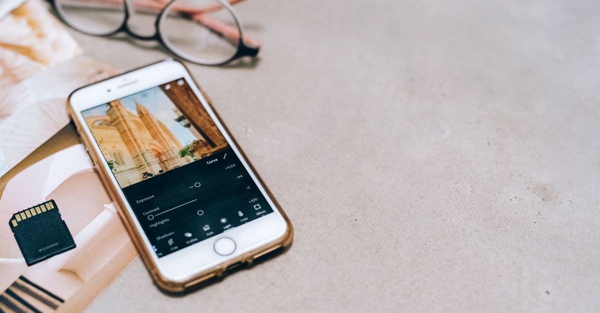 Telefonundaki fotoğrafları inceleyen kadın